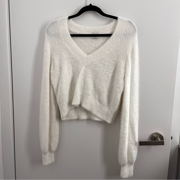 Aritzia Sunday Best // Kitten V-Neck Sweater - Picture 5 of 10